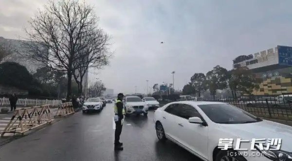 开福区“空中交警”上岗，喊你上学注意安全
