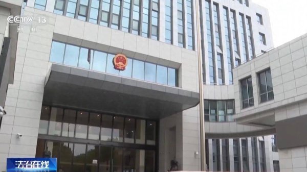 上海一男子和乘顺风车相识的女友闪婚，并把父母赠与的千万房产登记在妻子名下，闪离后女方要求按99%比例分割房产，法院判了