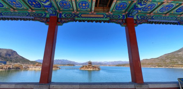 十三陵水库，一潭春水伴春花