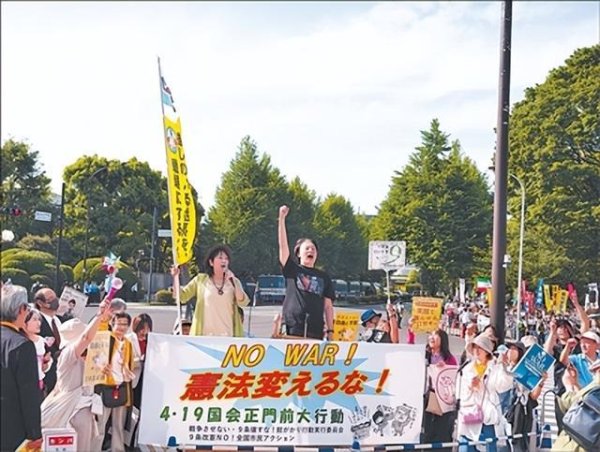 日本“再军事化”动作持续引发日本民众大规模抗议