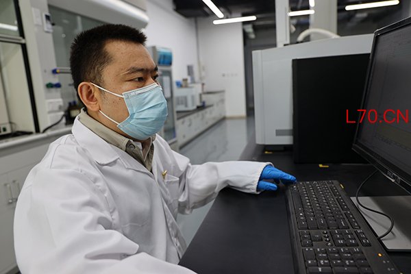 袁华正在进行色谱分析。受访者供图