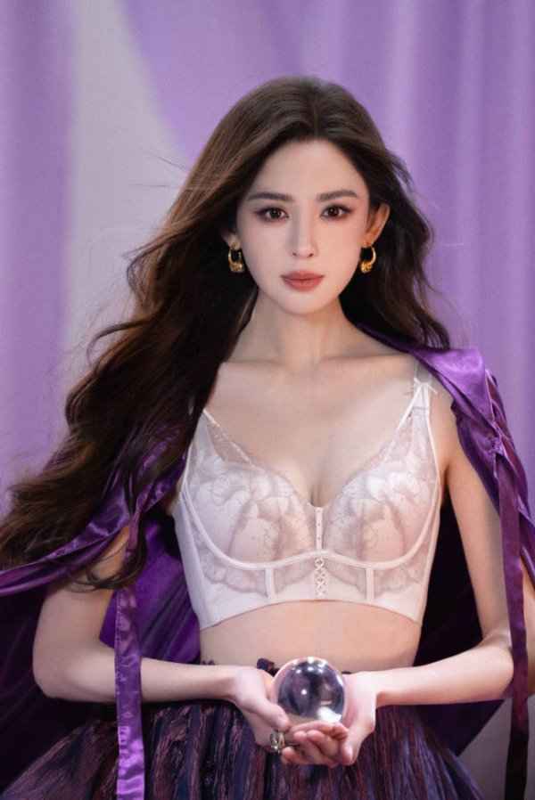娜扎蕾丝内衣配温柔卷发性感 披紫缎披风神秘魅惑