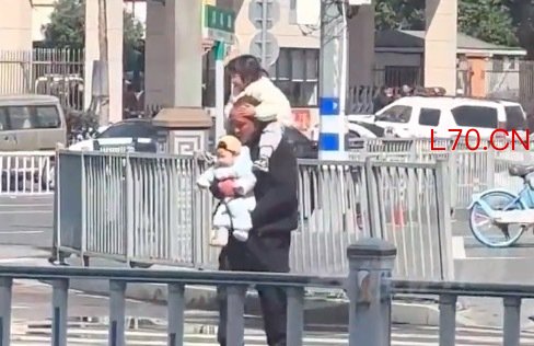 爷爷一手抱孙子肩膀上坐着小孙女 网友：满是甜蜜负担上海股票配资信息门户