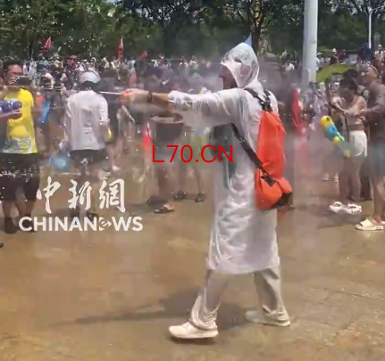 外国友人勇闯泼水节狂欢现场 面对“各路高手”毫不畏惧