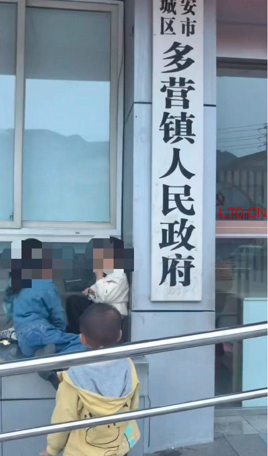 小朋友在政府牌匾上涂鸦 当地回应 天真烂漫值得珍藏