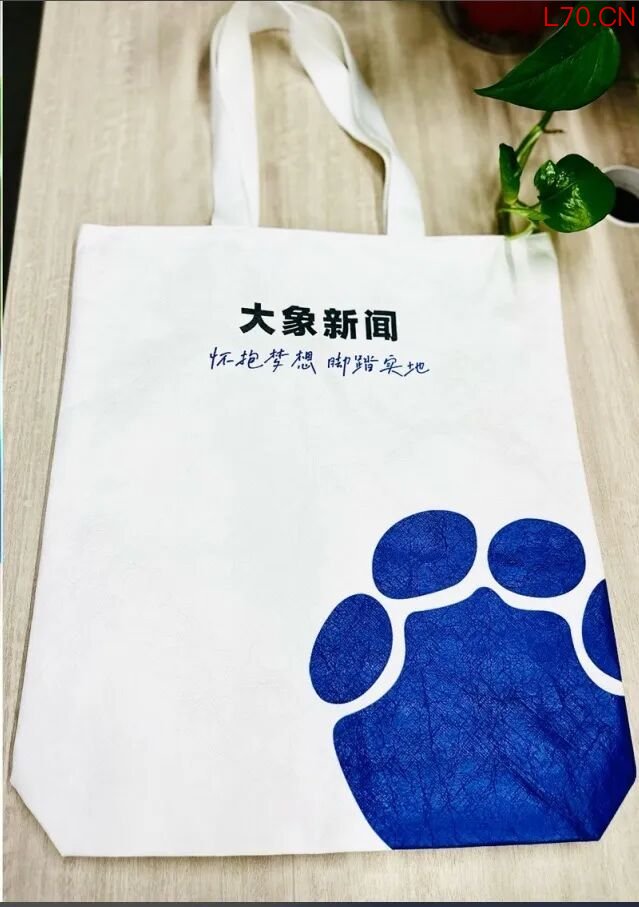 小朋友在政府牌匾上涂鸦 当地回应 天真烂漫值得珍藏