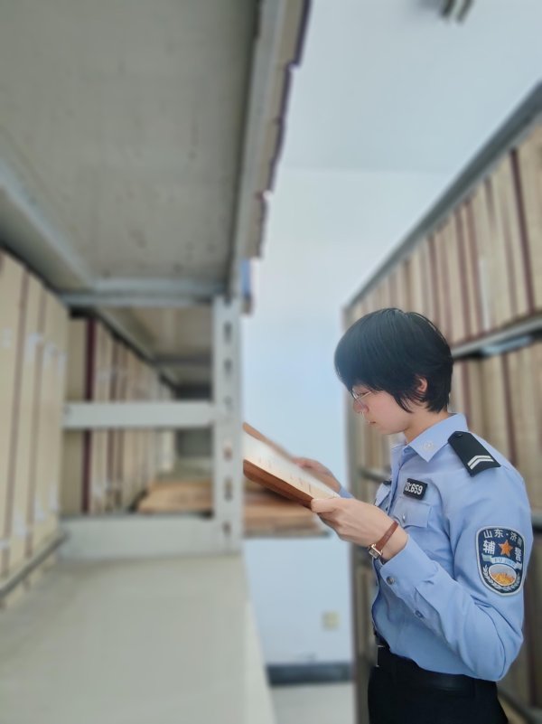 五峰山派出所：为民服务不“打烊”，助民寻档解忧愁