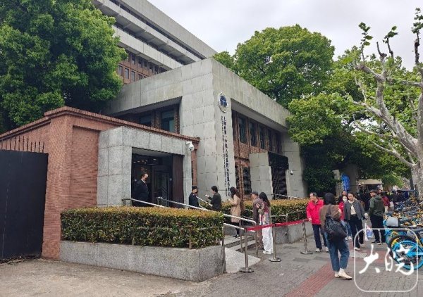 “3岁男童被生父的女友虐待致死案”一审宣判：被告人被判死刑，缓期二年执行