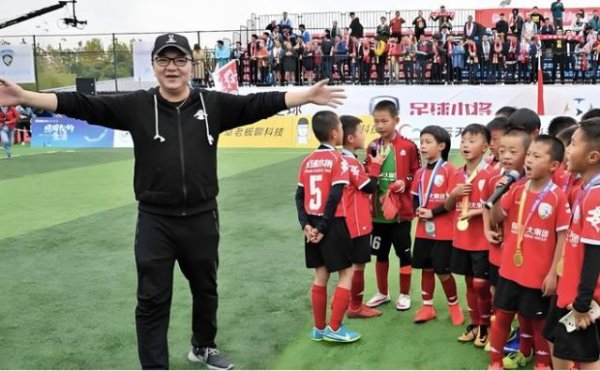 9年为足球小将砸5800万 董路10名弟子入选U17国足 一段话说哭球员