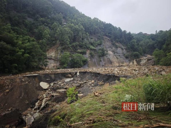 重庆永川暴雨9人遇难, 一村庄数人失联当地正搜救, 村民: 原住处有地质灾害多年前搬迁至此, 不想这次又遇山洪